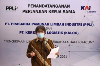 Penandatanganan kerja sama pengangkutan limbah bahan beracun dan berbahaya (B3) di di Gedung Training Center PPLI, Klapanunggal, Jawa Barat, Jumat (19/11/2021).