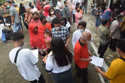 Vaksinasi dosis kedua di Balai Desa Watuagung, Tuntang, Kabupaten Semarang, Jawa Tengah, Jumat (19/11/2021).
