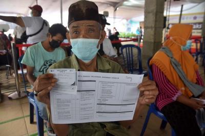 Vaksinasi dosis kedua di Balai Desa Watuagung, Tuntang, Kabupaten Semarang, Jawa Tengah, Jumat (19/11/2021).