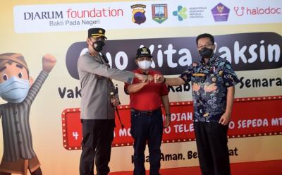 Vaksinasi dosis kedua di Balai Desa Watuagung, Tuntang, Kabupaten Semarang, Jawa Tengah, Jumat (19/11/2021).