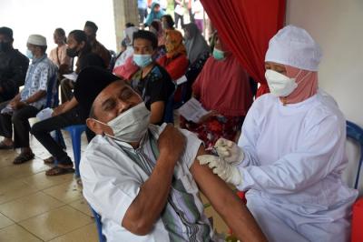 Vaksinasi dosis kedua di Balai Desa Watuagung, Tuntang, Kabupaten Semarang, Jawa Tengah, Jumat (19/11/2021).