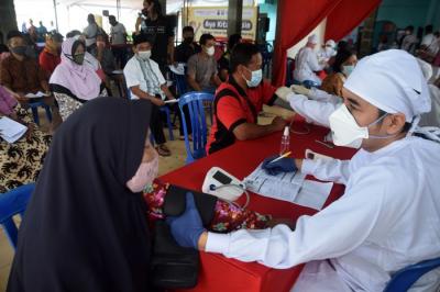 Vaksinasi dosis kedua di Balai Desa Watuagung, Tuntang, Kabupaten Semarang, Jawa Tengah, Jumat (19/11/2021).