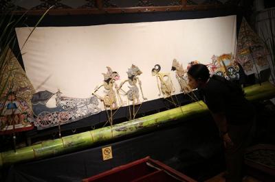 Pengunjung melihat wayang yang ditampilkan dalam pameran wayang koleksi Bentara Budaya bertajuk Wayang Rupa Kita di Bentara Budaya Jakarta.