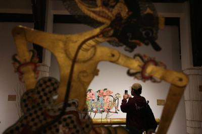 Pengunjung melihat wayang yang ditampilkan dalam pameran wayang koleksi Bentara Budaya bertajuk Wayang Rupa Kita di Bentara Budaya Jakarta.