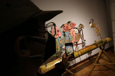Pengunjung melihat wayang yang ditampilkan dalam pameran wayang koleksi Bentara Budaya bertajuk Wayang Rupa Kita di Bentara Budaya Jakarta.