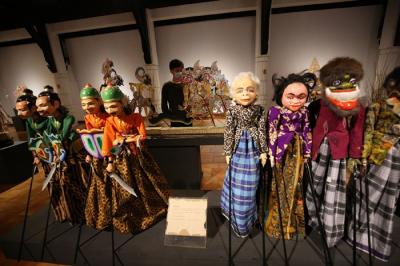 Pengunjung melihat wayang yang ditampilkan dalam pameran wayang koleksi Bentara Budaya bertajuk Wayang Rupa Kita di Bentara Budaya Jakarta.