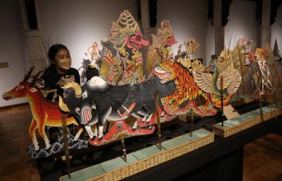 Pengunjung melihat wayang yang ditampilkan dalam pameran wayang koleksi Bentara Budaya bertajuk Wayang Rupa Kita di Bentara Budaya Jakarta.
