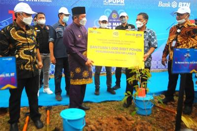 Penanaman pohon di perumahan Dream Land II pada acara Akad Kredit Massal KPR BP2BT di Banyuasin, Palembang, Sumatera Selatan, Sabtu (20/11/2021).