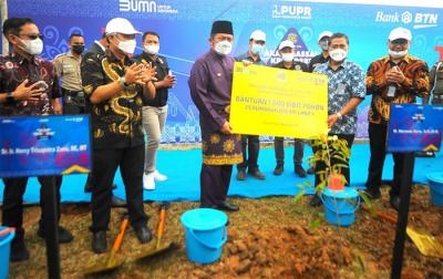 Penanaman pohon di perumahan Dream Land II pada acara Akad Kredit Massal KPR BP2BT di Banyuasin, Palembang, Sumatera Selatan, Sabtu (20/11/2021).