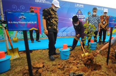Penanaman pohon di perumahan Dream Land II pada acara Akad Kredit Massal KPR BP2BT di Banyuasin, Palembang, Sumatera Selatan, Sabtu (20/11/2021).