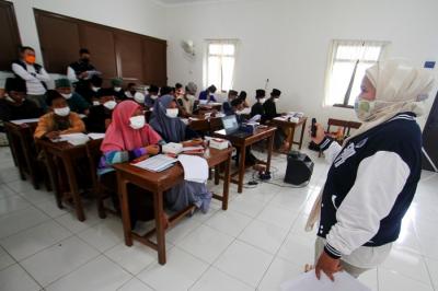 Pendidikan keuangan bertema ‘Ayo Menabung’ kepada santri Pondok Pesantren As-Shofiani di Babelan, Bekasi Utara, Minggu, (21/11/2021).