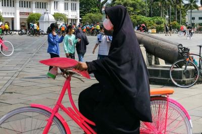 Suasana para pengunjung di kawasan kota tua sejak PPKM level 1 meningkat hingga 15% di Jakarta Barat, Minggu (21/11/2021).