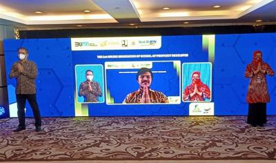 Wisuda secara daring para lulusan Program School of Property Developer BTN di Jakarta, Sabtu (20/11/2021).