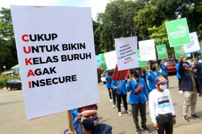 Massa yang tergabung dalam Koalisi Masyarakat Pertembakauan (KOMPAK) melakukan aksi unjuk rasa di Jakarta, Senin (22/11/2021).