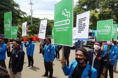 Massa yang tergabung dalam Koalisi Masyarakat Pertembakauan (KOMPAK) melakukan aksi unjuk rasa di Jakarta, Senin (22/11/2021).