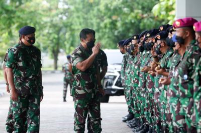 Panglima TNI Jenderal Andika Perkasa saat melakukan kunjungan kerja perdananya di Markas Besar TNI AL, Cilangkap, Jakarta Timur, Senin (22/11/2021).