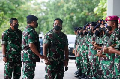 Panglima TNI Jenderal Andika Perkasa saat melakukan kunjungan kerja perdananya di Markas Besar TNI AL, Cilangkap, Jakarta Timur, Senin (22/11/2021).