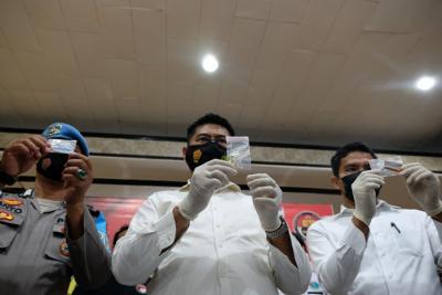 Kasat Narkoba Polrestabes makassar AKBP Yudhi saat merilis kasus narkotika jenis Lysergic acid diethylamid (LSD) di Mapolrestabes Makassar, Senin (22/11/2021).