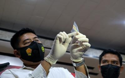 Kasat Narkoba Polrestabes makassar AKBP Yudhi saat merilis kasus narkotika jenis Lysergic acid diethylamid (LSD) di Mapolrestabes Makassar, Senin (22/11/2021).
