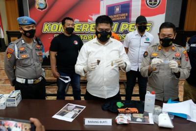 Kasat Narkoba Polrestabes makassar AKBP Yudhi saat merilis kasus narkotika jenis Lysergic acid diethylamid (LSD) di Mapolrestabes Makassar, Senin (22/11/2021).
