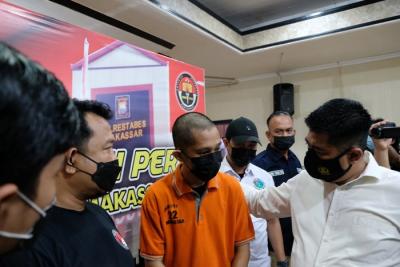 Kasat Narkoba Polrestabes makassar AKBP Yudhi saat merilis kasus narkotika jenis Lysergic acid diethylamid (LSD) di Mapolrestabes Makassar, Senin (22/11/2021).