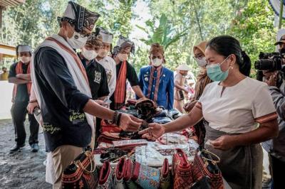Menparekraf Sandiaga Salahuddin Uno melakukan visitasi ke Desa Wisata Lembang Nonongan di Toraja Utara Sulawesi Selatan.