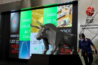 Karyawan membersihkan replika Patung Banteng Wulung didepan layar Indeks Harga Saham Gabungan (IHSG) di PT Bursa Efek Indonesia, Jakarta, Selasa (23/11/2021).
