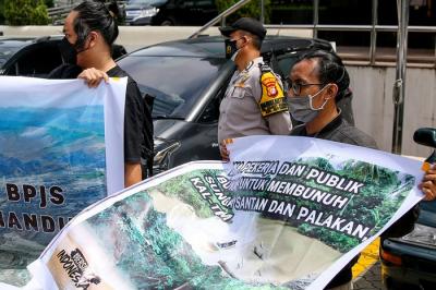 Sejumlah aktivis yang tergabung dalam Gerakan #BersihkanIndonesia membawa poster saat menggelar aksi di Jakarta, Selasa (23/11/2021).