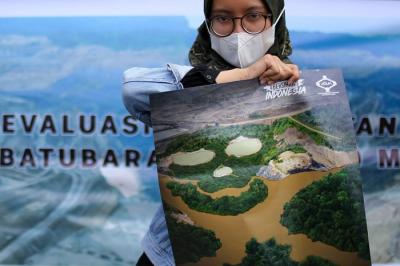 Sejumlah aktivis yang tergabung dalam Gerakan #BersihkanIndonesia membawa poster saat menggelar aksi di Jakarta, Selasa (23/11/2021).
