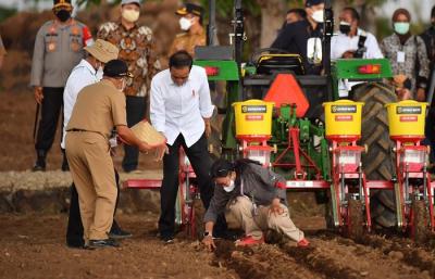Presiden Joko Widodo menanam jagung bersama para petani di Kabupaten Jeneponto, Sulawesi Selatan, Selasa (23/11/2021).