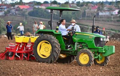 Presiden Joko Widodo menanam jagung bersama para petani di Kabupaten Jeneponto, Sulawesi Selatan, Selasa (23/11/2021).