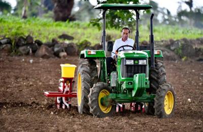 Presiden Joko Widodo menanam jagung bersama para petani di Kabupaten Jeneponto, Sulawesi Selatan, Selasa (23/11/2021).