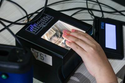 Pelajar saat mengikuti perekaman KTP elektronik (e-KTP) bagi pelajar di MAN 7, Jakarta Selatan, Selasa (23/11/2021).