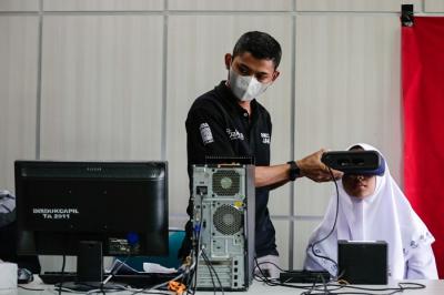 Pelajar saat mengikuti perekaman KTP elektronik (e-KTP) bagi pelajar di MAN 7, Jakarta Selatan, Selasa (23/11/2021).