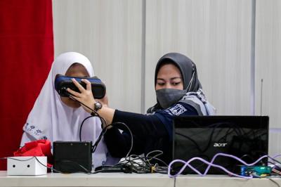 Pelajar saat mengikuti perekaman KTP elektronik (e-KTP) bagi pelajar di MAN 7, Jakarta Selatan, Selasa (23/11/2021).