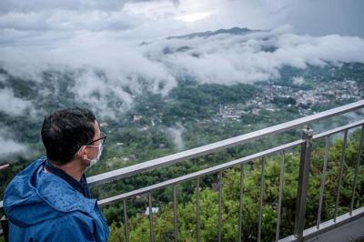 Menparekraf Sandiaga Salahuddin Uno, mengunjungi objek wisata religi Buntu Burake di sela-sela kunjungan kerjanya ke Tana Toraja, Sulawesi Selatan.