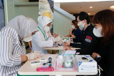 Pemeriksaan kesehatan gratis di Lobby Gedung Financial Center, MNC Center, Kebon Sirih, Jakarta Pusat, Selasa (23/11/2021).