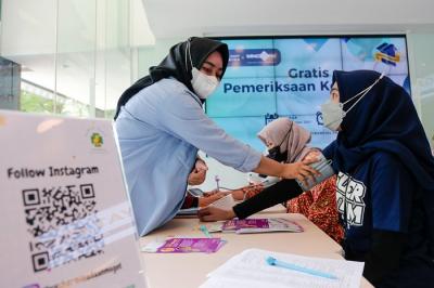 Pemeriksaan kesehatan gratis di Lobby Gedung Financial Center, MNC Center, Kebon Sirih, Jakarta Pusat, Selasa (23/11/2021).