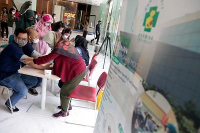 Pemeriksaan kesehatan gratis di Lobby Gedung Financial Center, MNC Center, Kebon Sirih, Jakarta Pusat, Selasa (23/11/2021).
