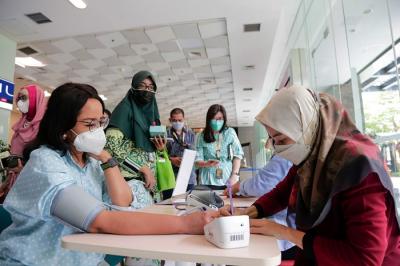 Pemeriksaan kesehatan gratis di Lobby Gedung Financial Center, MNC Center, Kebon Sirih, Jakarta Pusat, Selasa (23/11/2021).