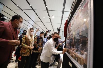 Pameran foto Jurnalistik Warna-warni ke-10 di Lobby Nusantara II, Komplek Parlemen MPR/DPR-DPD, Senayan, Jakarta, Selasa (23/11/2021).