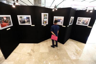 Pameran foto Jurnalistik Warna-warni ke-10 di Lobby Nusantara II, Komplek Parlemen MPR/DPR-DPD, Senayan, Jakarta, Selasa (23/11/2021).