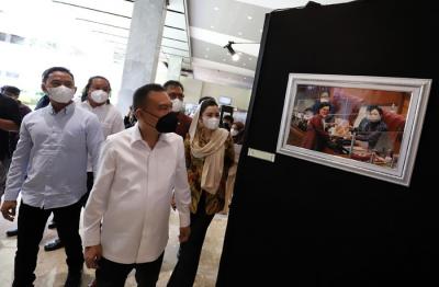 Pameran foto Jurnalistik Warna-warni ke-10 di Lobby Nusantara II, Komplek Parlemen MPR/DPR-DPD, Senayan, Jakarta, Selasa (23/11/2021).
