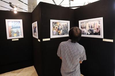 Pameran foto Jurnalistik Warna-warni ke-10 di Lobby Nusantara II, Komplek Parlemen MPR/DPR-DPD, Senayan, Jakarta, Selasa (23/11/2021).
