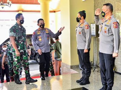 Panglima TNI Jenderal Andika Perkasa (kiri) dan Kapolri Jenderal Listyo Sigit Prabowo berbincang disela pertemuan di Mabes Polri, Jakarta, Selasa (23/11/2021).