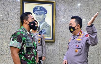 Panglima TNI Jenderal Andika Perkasa (kiri) dan Kapolri Jenderal Listyo Sigit Prabowo berbincang disela pertemuan di Mabes Polri, Jakarta, Selasa (23/11/2021).