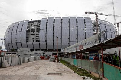 Pekerja sedang menyelesaikan pembangunan Jakarta International Stadium (JIS), Jakarta Utara, Selasa (23/11/2021).