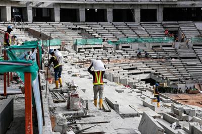Pekerja sedang menyelesaikan pembangunan Jakarta International Stadium (JIS), Jakarta Utara, Selasa (23/11/2021).