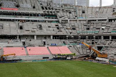 Pekerja sedang menyelesaikan pembangunan Jakarta International Stadium (JIS), Jakarta Utara, Selasa (23/11/2021).