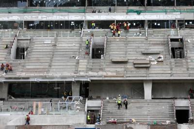 Pekerja sedang menyelesaikan pembangunan Jakarta International Stadium (JIS), Jakarta Utara, Selasa (23/11/2021).